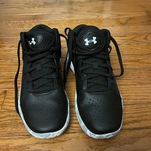Y7 Under armour Jet 21 Basketball shoes